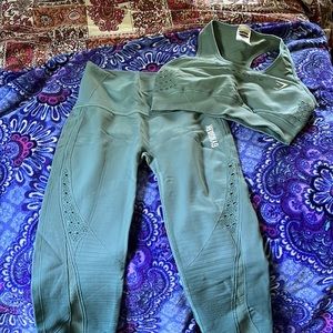 Gymshark leggings (xs) sports bra (s)